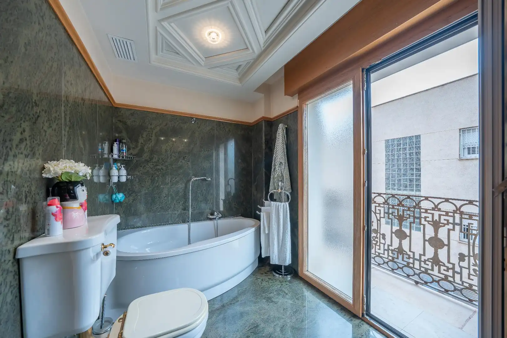 Badezimmer von Einfamilien-Reihenhaus zum Verkauf in Novelda mit Heizung, Terrasse und Balkon