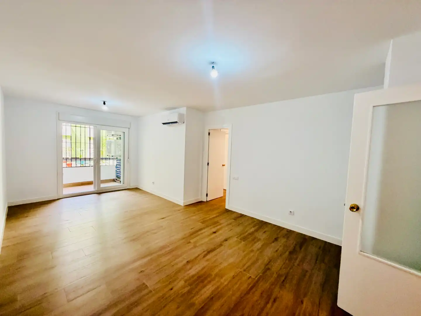 Sala d'estar de Pis en venda en Sevilla amb Aire condicionat, Parquet i Terrassa