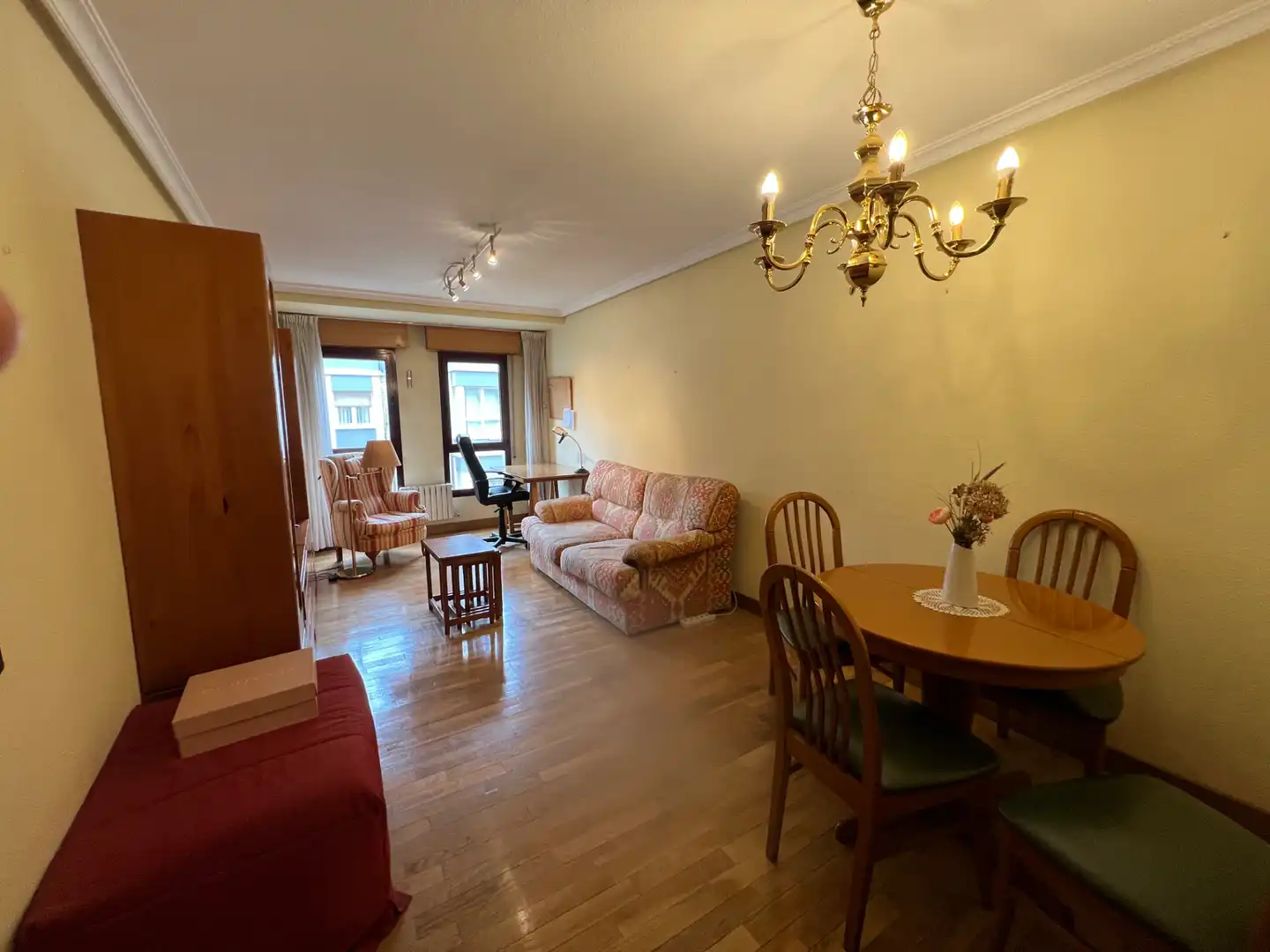 Sala de estar de Apartamento en venta en Oviedo  con Calefacción, Parquet y Amueblado