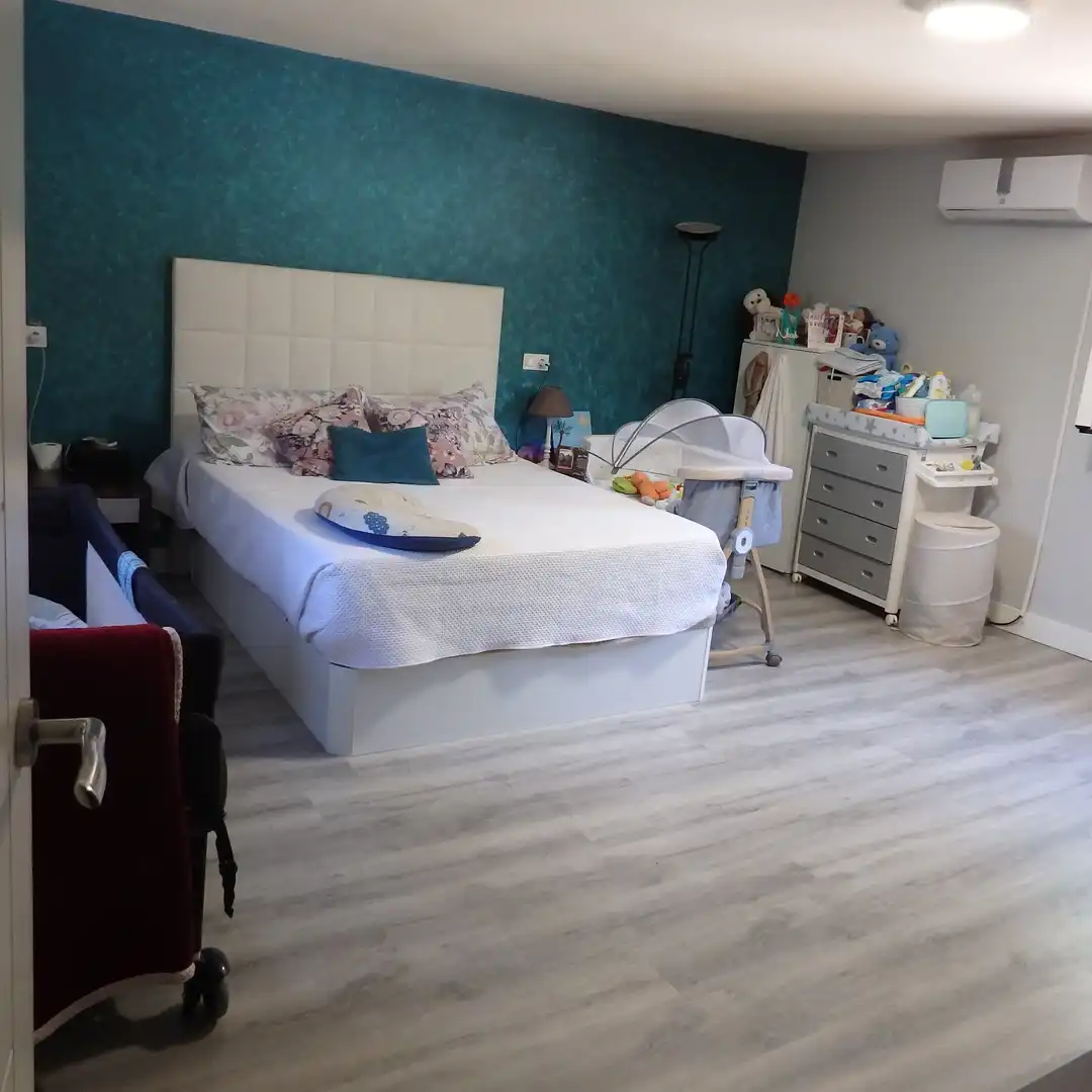 Dormitori de Casa o xalet en venda en Cedillo del Condado amb Aire condicionat, Calefacció i Jardí privat