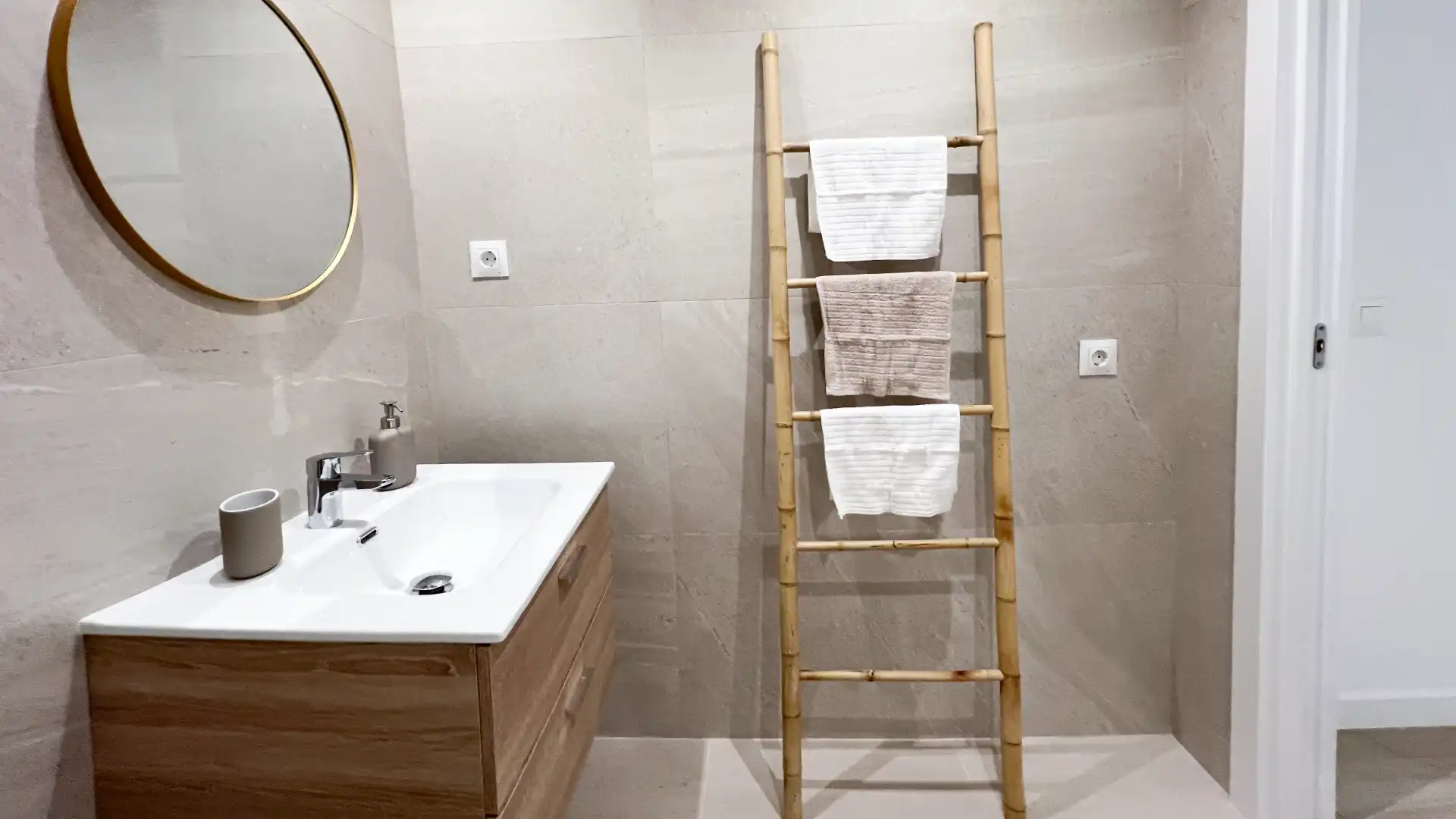Bathroom of Flat for rent in Madrid  with Heating, Furnished and Oven