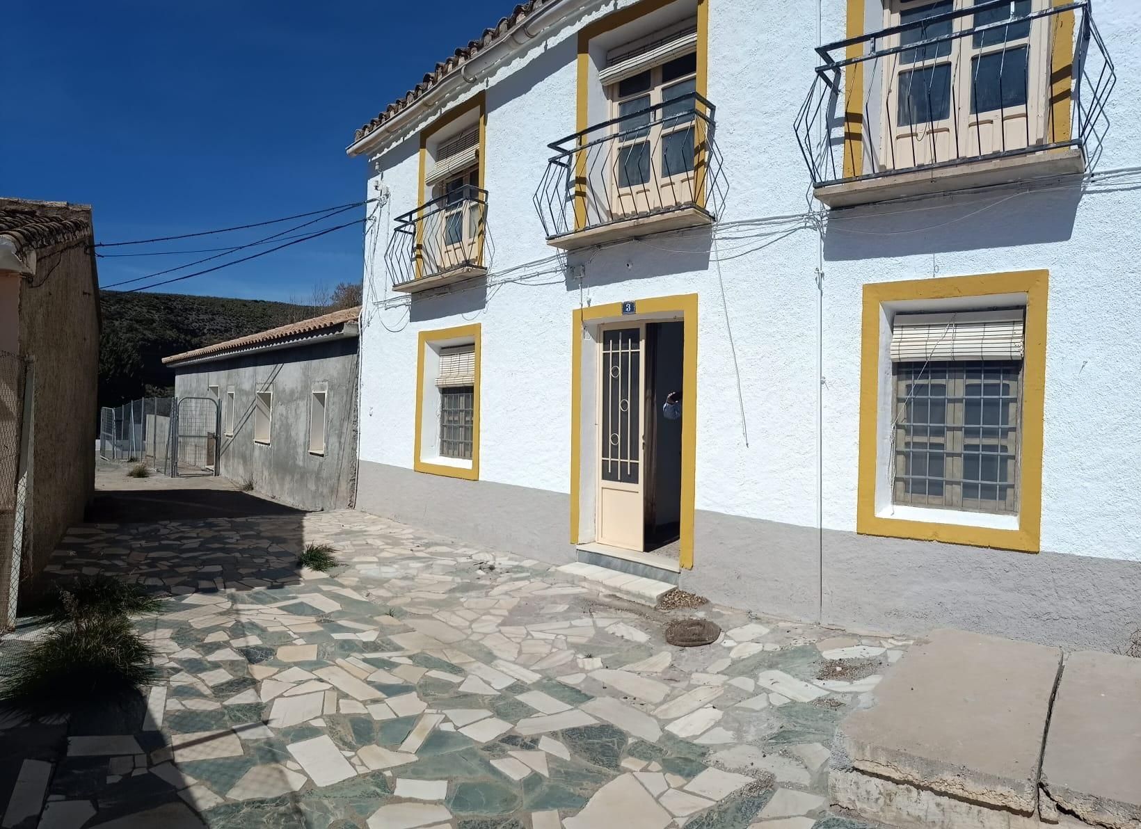 Vista exterior de Casa o xalet en venda en Serón amb Calefacció, Terrassa i Traster