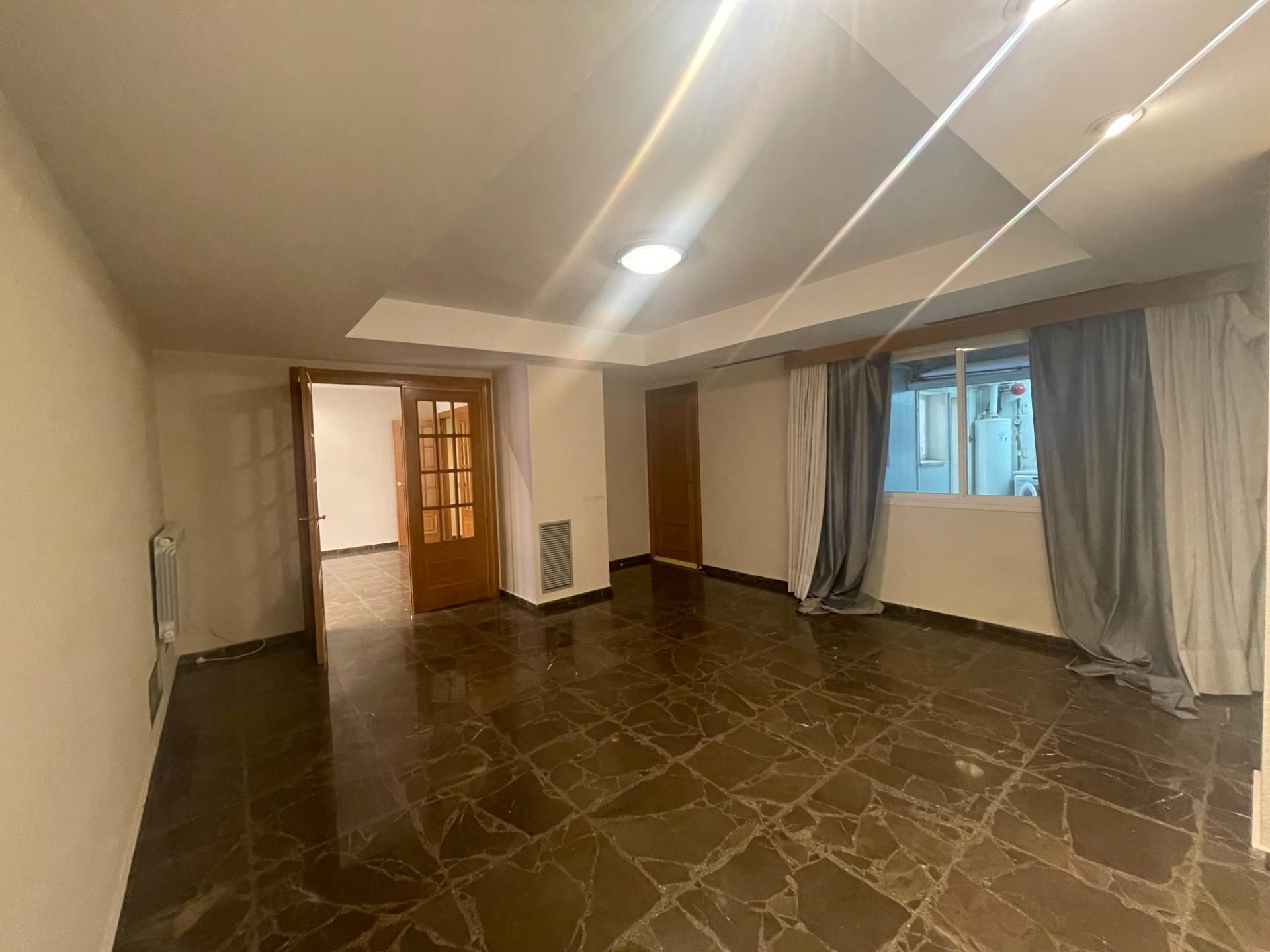 Flat for sale in  Valencia Capital  with Air Conditioner