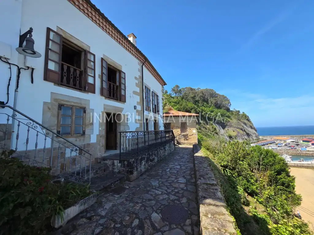 Vista exterior de Casa o xalet en venda en Colunga amb Calefacció, Parquet i Terrassa