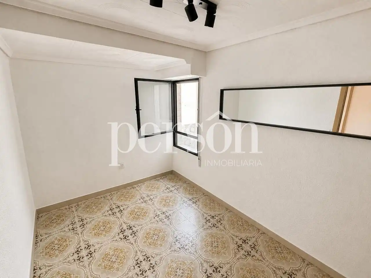 Habitación de Piso en venta en Valencia con Aire acondicionado y Amueblado