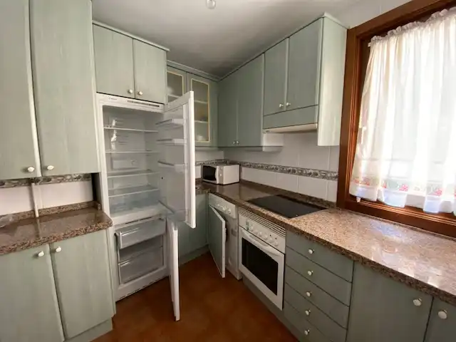 Cocina de Piso de alquiler en Oviedo  con Calefacción, Parquet y Amueblado