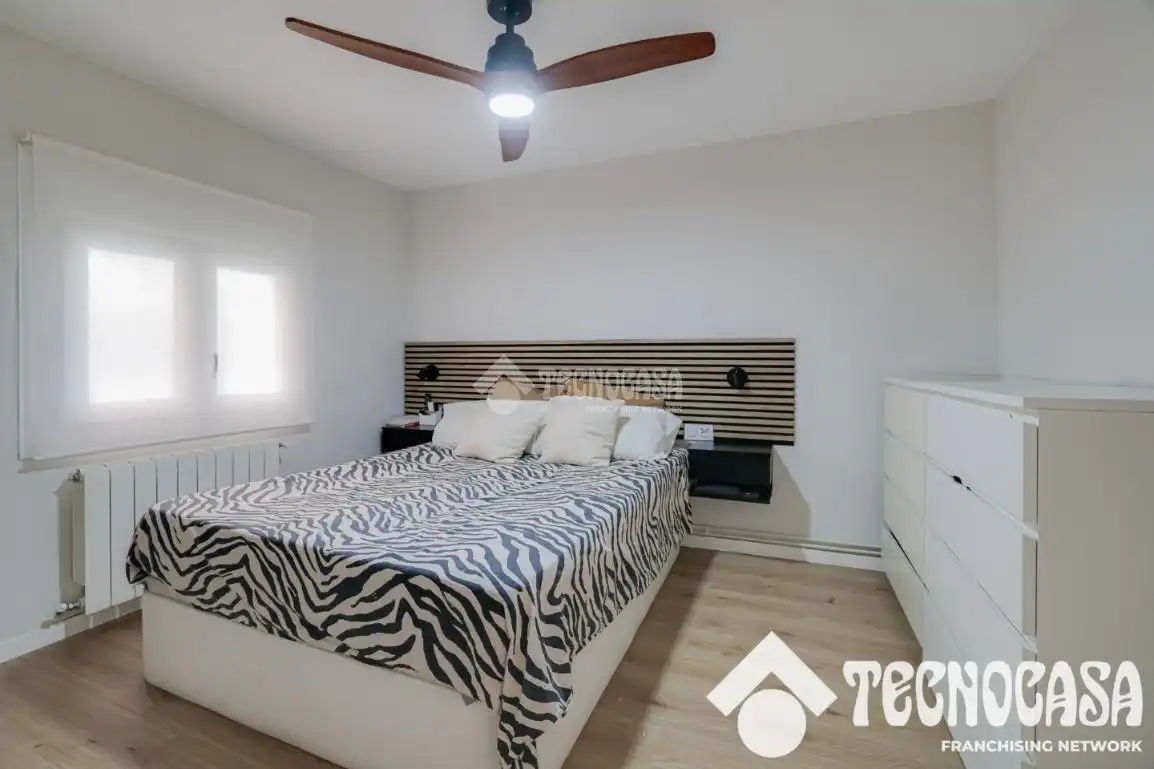 Bedroom of Flat for sale in Santa Coloma de Gramenet  with Air Conditioner, Heating and Parquet flooring