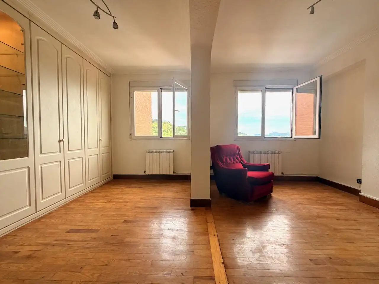 Sala d'estar de Pis en venda en Donostia - San Sebastián  amb Calefacció, Terrassa i Balcó