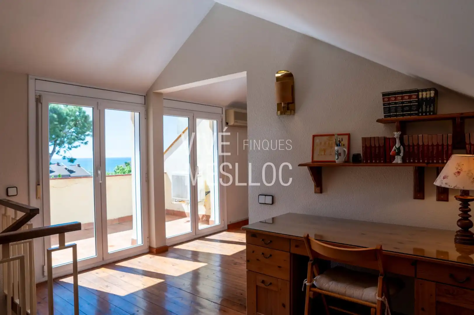 Sala de estar de Casa o chalet en venta en El Masnou con Aire acondicionado, Calefacción y Jardín privado