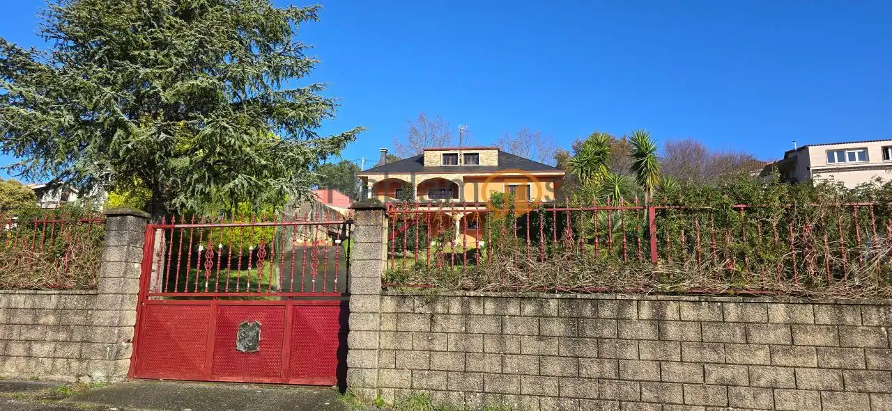 Vista exterior de Casa o xalet en venda en Vilagarcía de Arousa amb Calefacció, Jardí privat i Terrassa