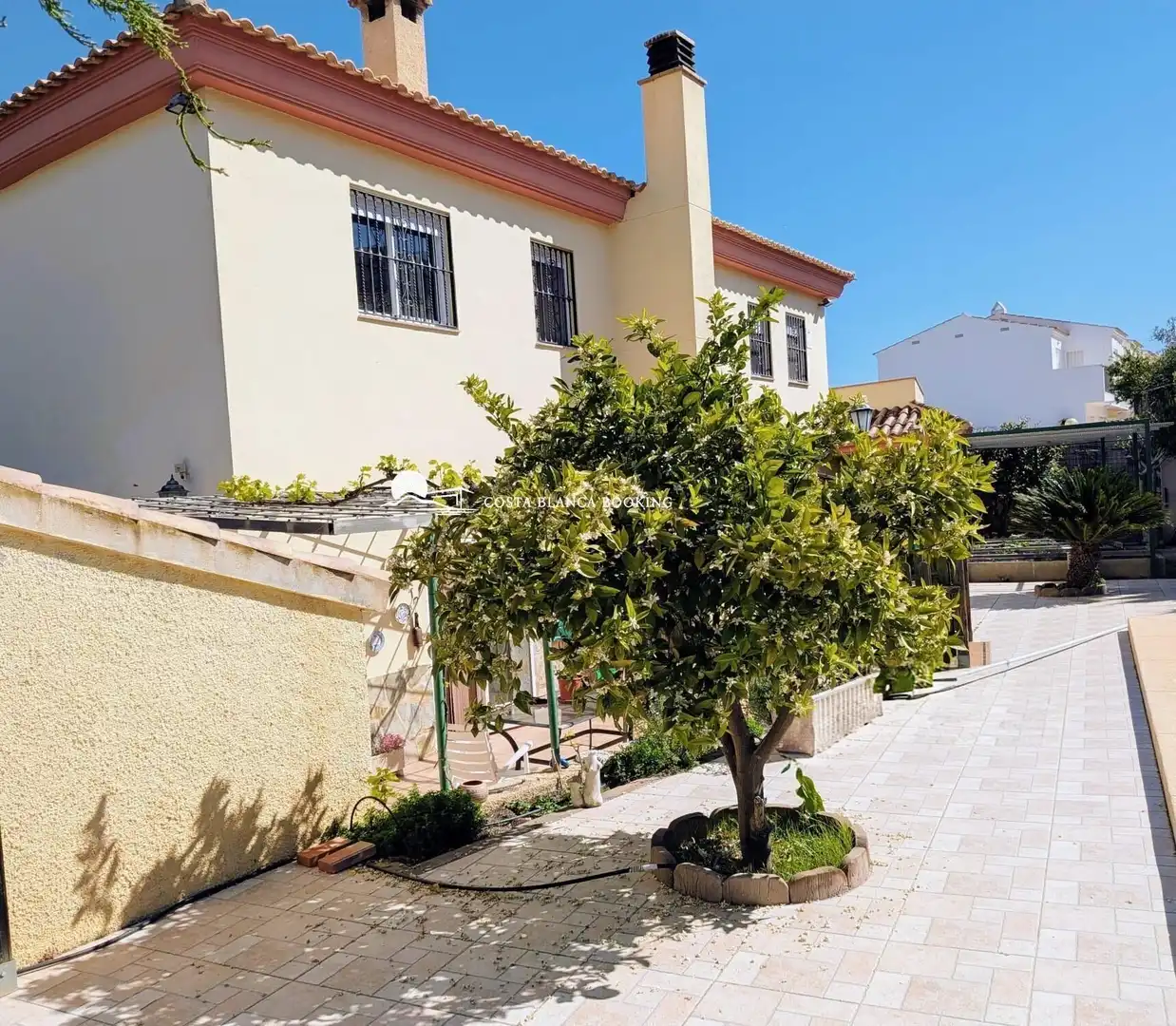 Vista exterior de Casa o xalet en venda en L'Alfàs del Pi amb Aire condicionat, Jardí privat i Terrassa