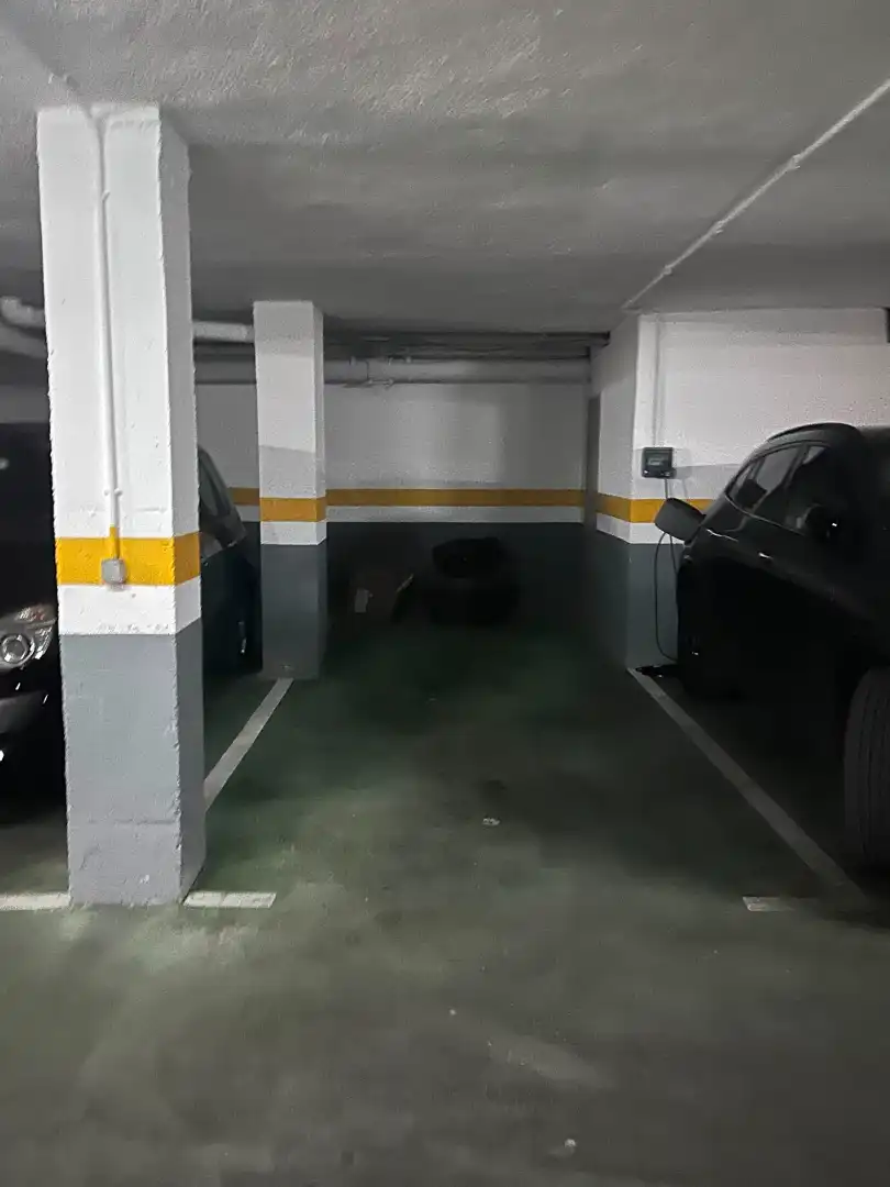 Parking of Flat for rent in Madrid  with Air Conditioner, Heating and Parquet flooring