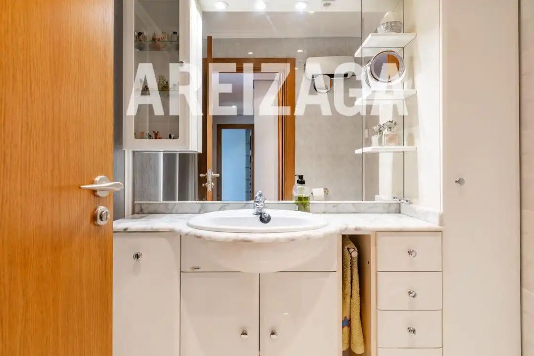 Baño de Piso en venta en Donostia - San Sebastián  con Calefacción, Terraza y Trastero