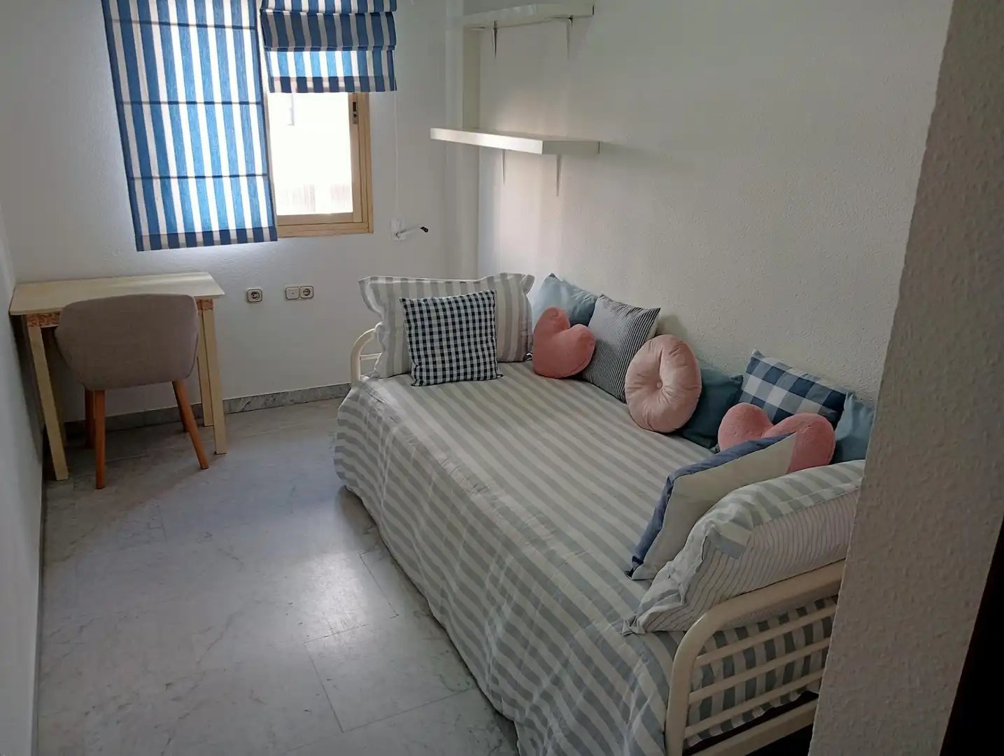Habitación de Piso de alquiler en Sevilla con Aire acondicionado, Amueblado y Piscina comunitaria