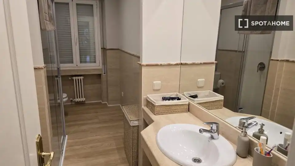 Bathroom of Flat for rent in Chamartín