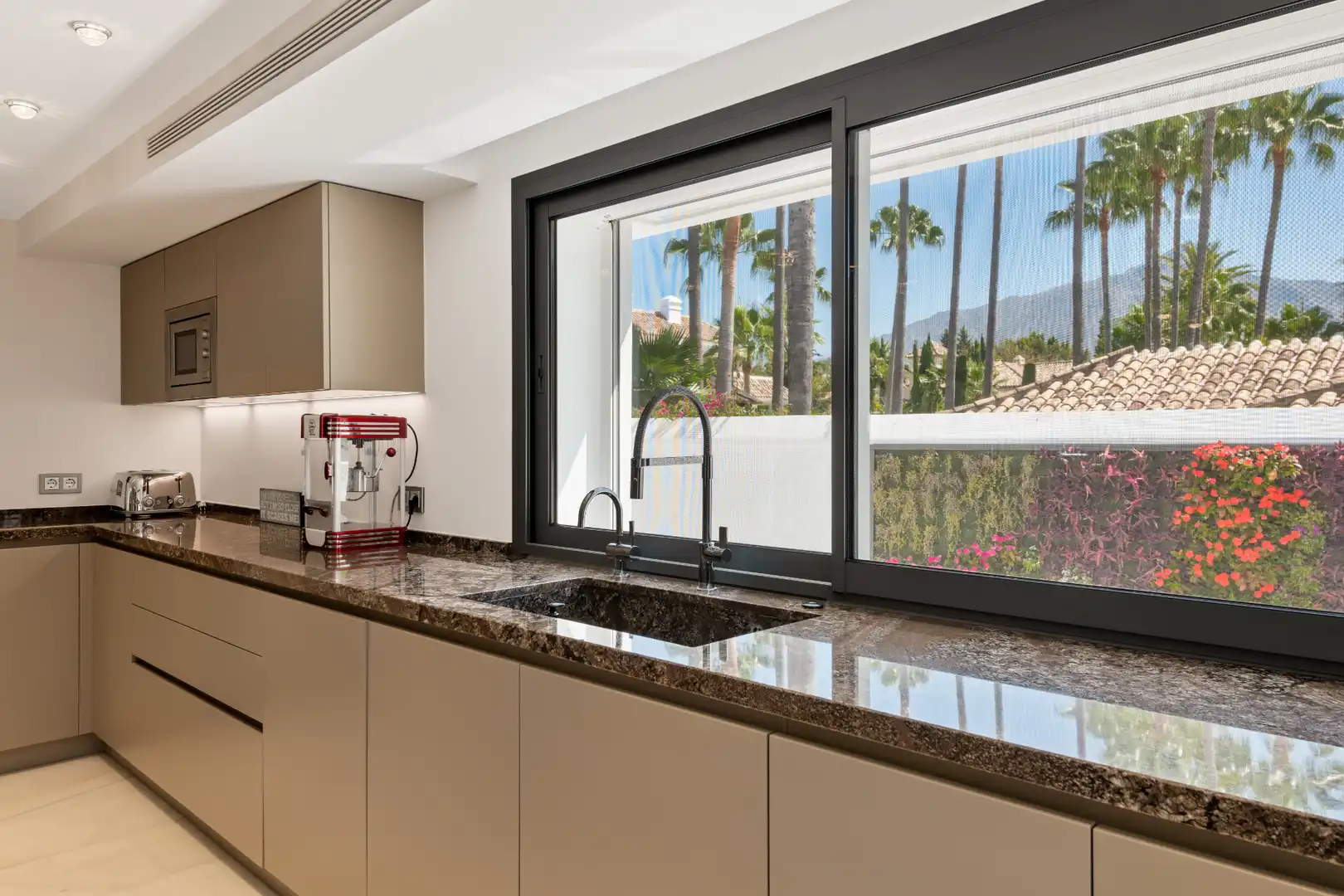 Cocina de Casa o chalet en venta en Marbella con Aire acondicionado, Jardín privado y Terraza