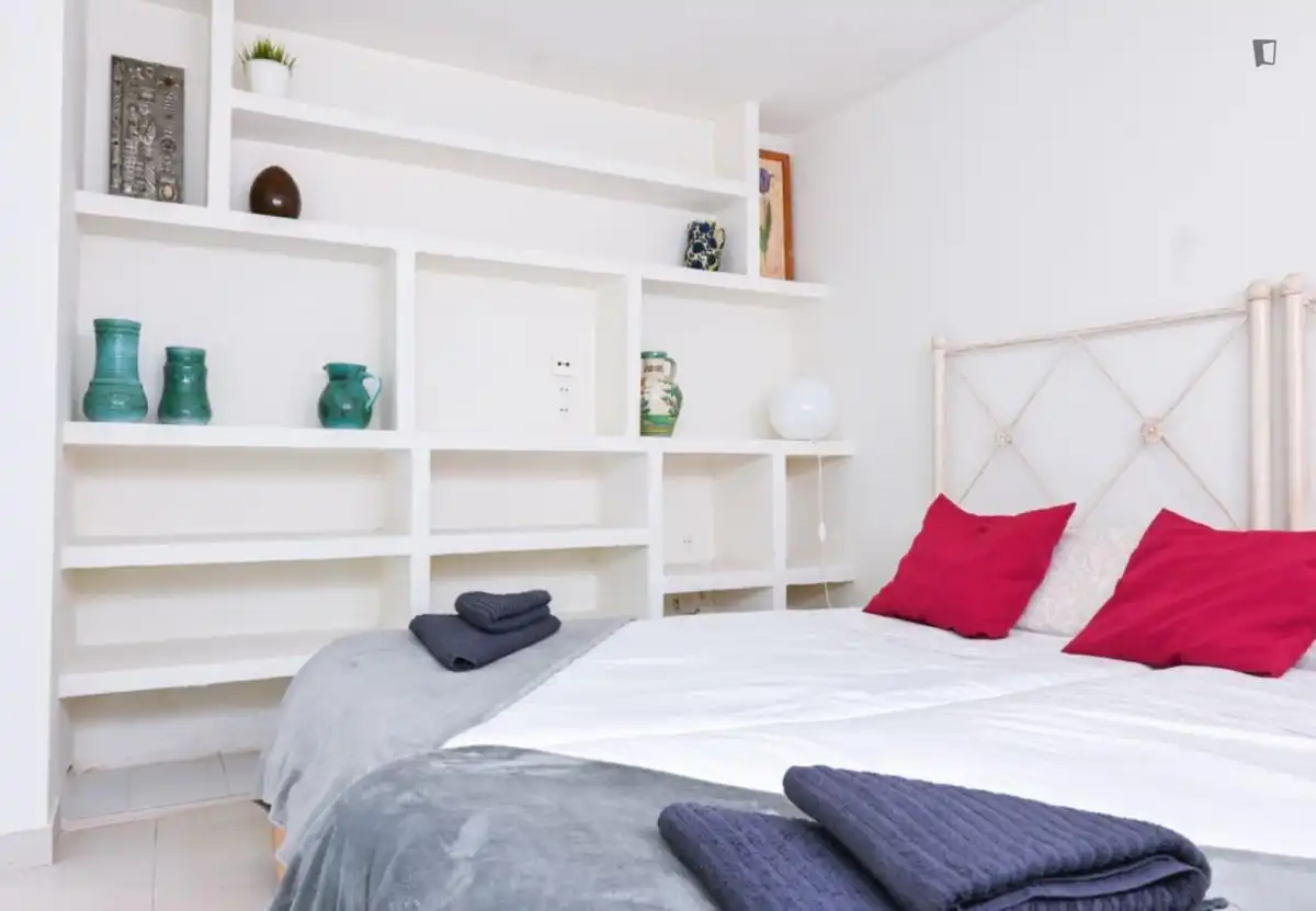 Dormitori de Apartament de lloguer en Madrid amb Calefacció, Moblat i Forn