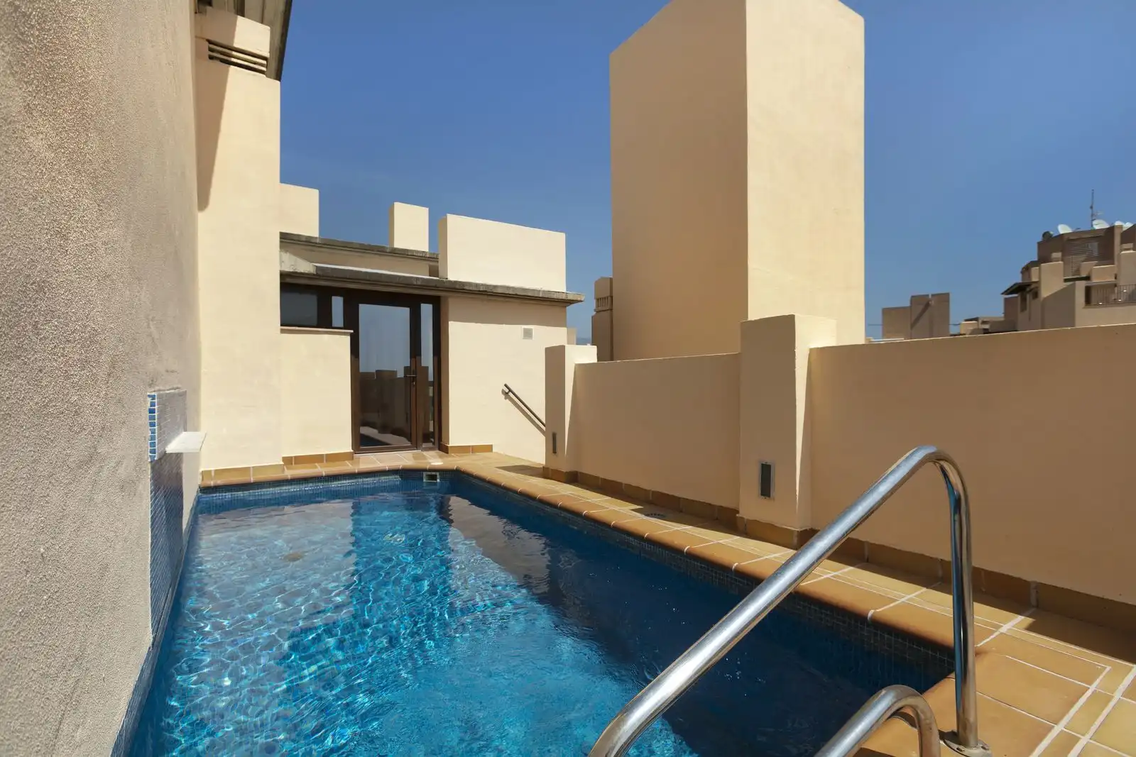 Piscina de Dúplex en venda en Estepona amb Aire condicionat, Terrassa i Traster