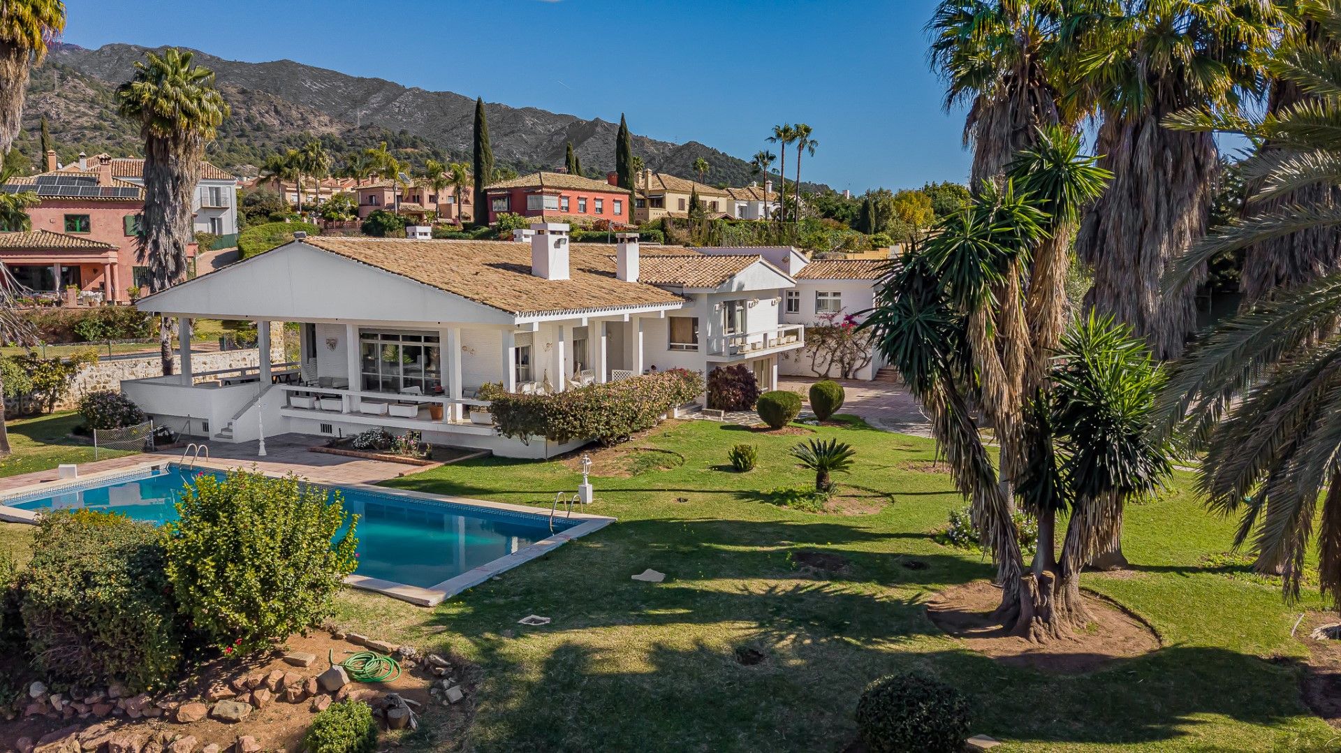Vista exterior de Casa o xalet en venda en Marbella amb Aire condicionat, Jardí privat i Terrassa