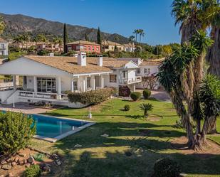 Vista exterior de Casa o xalet en venda en Marbella amb Aire condicionat, Jardí privat i Terrassa