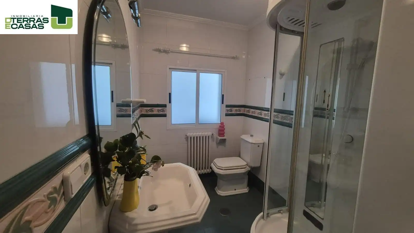Badezimmer von Haus oder Chalet zur Miete in Sanxenxo mit Klimaanlage, Privatgarten und Parkett