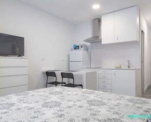 Bedroom of Study to share in  Madrid Capital  with Air Conditioner and Terrace