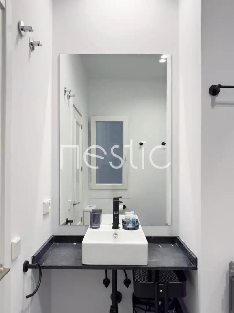 Bany de Apartament de lloguer en Madrid amb Aire condicionat, Calefacció i Moblat