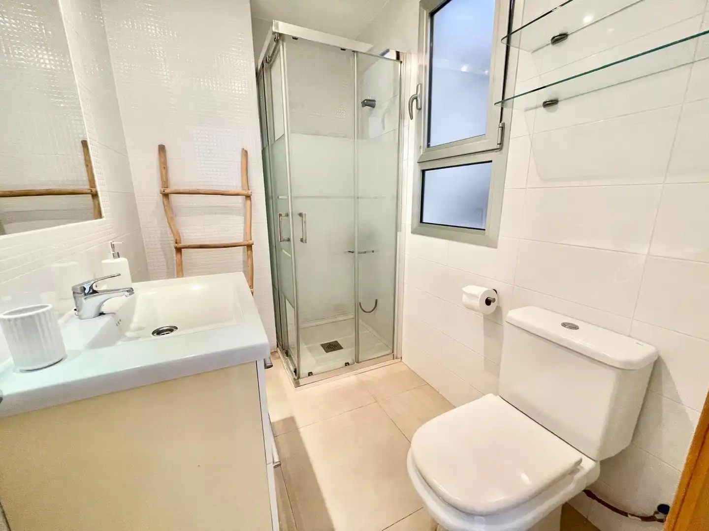 Baño de Apartamento de alquiler en Guardamar del Segura con Amueblado, Lavadora y Microondas