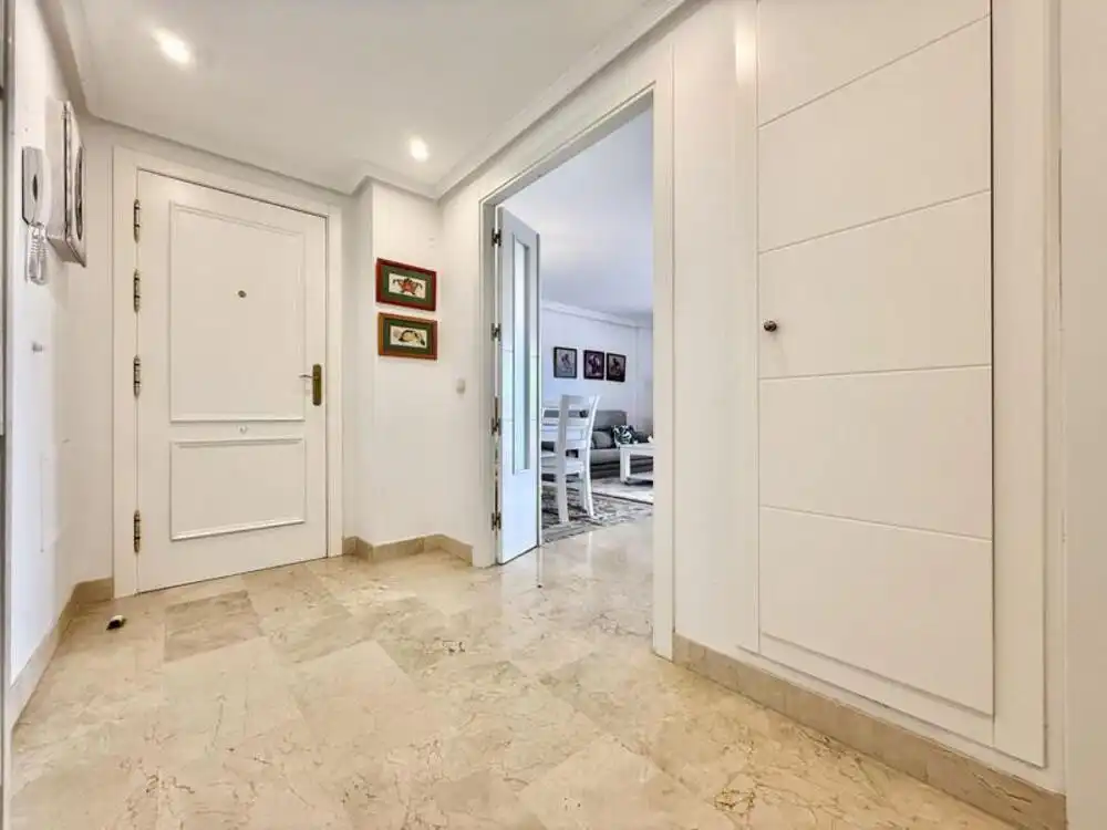 Erdgeschoss zur Miete in Estepona mit Klimaanlage, Terrasse und Schwimmbad