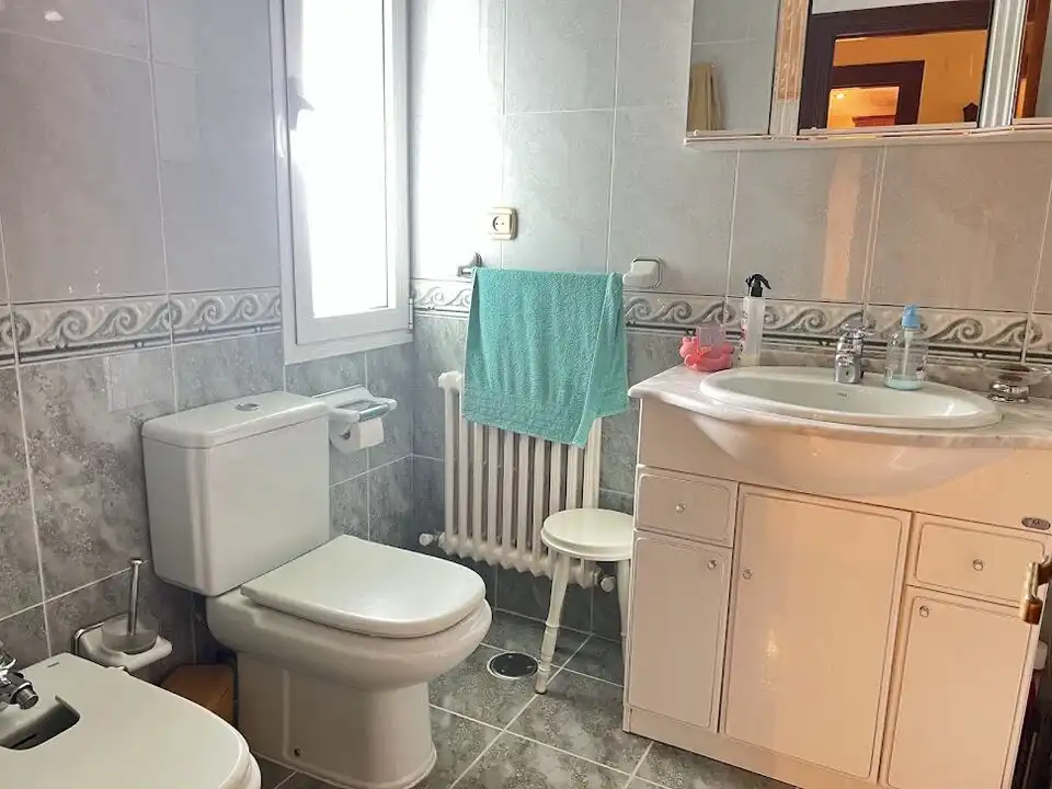 Badezimmer von Wohnung zum Verkauf in Siero mit Heizung und Terrasse