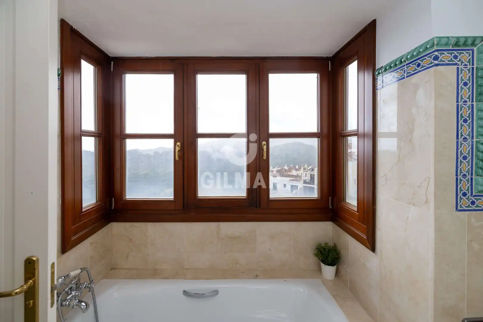 Baño de Casa adosada en venta en Benahavís con Calefacción y Piscina