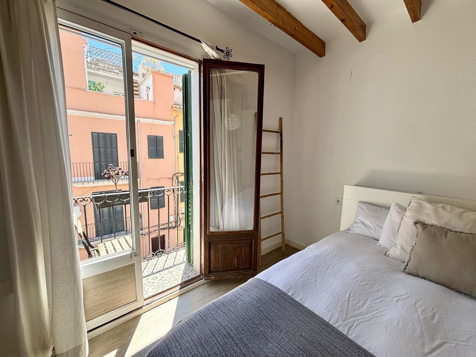 Dormitori de Apartament de lloguer en  Palma de Mallorca amb Aire condicionat i Es permeten mascotes