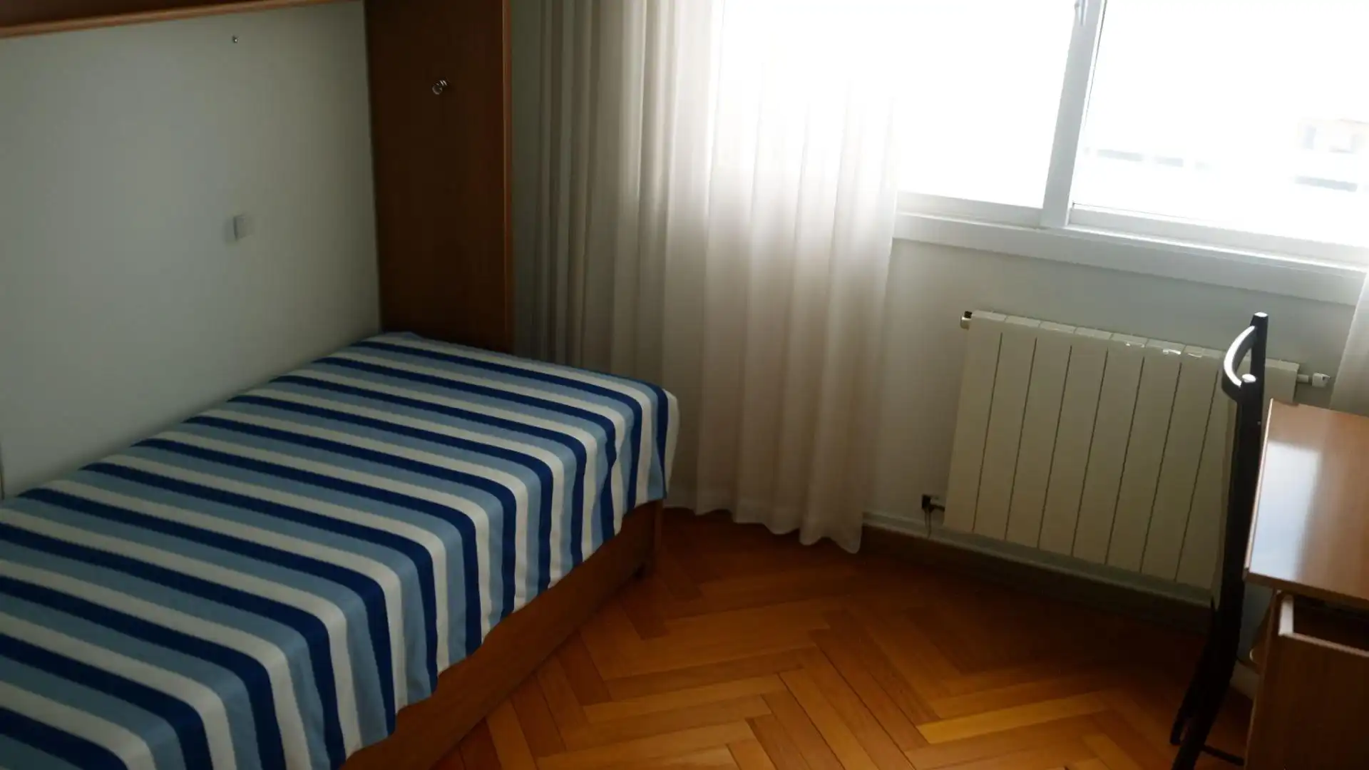 Dormitori de Pis en venda en Vigo  amb Calefacció, Terrassa i Moblat