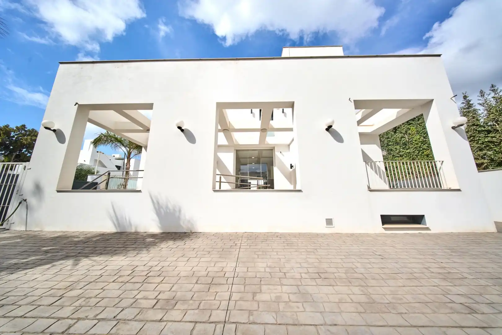 Vista exterior de Casa o xalet en venda en Marbella amb Jardí privat, Terrassa i Traster