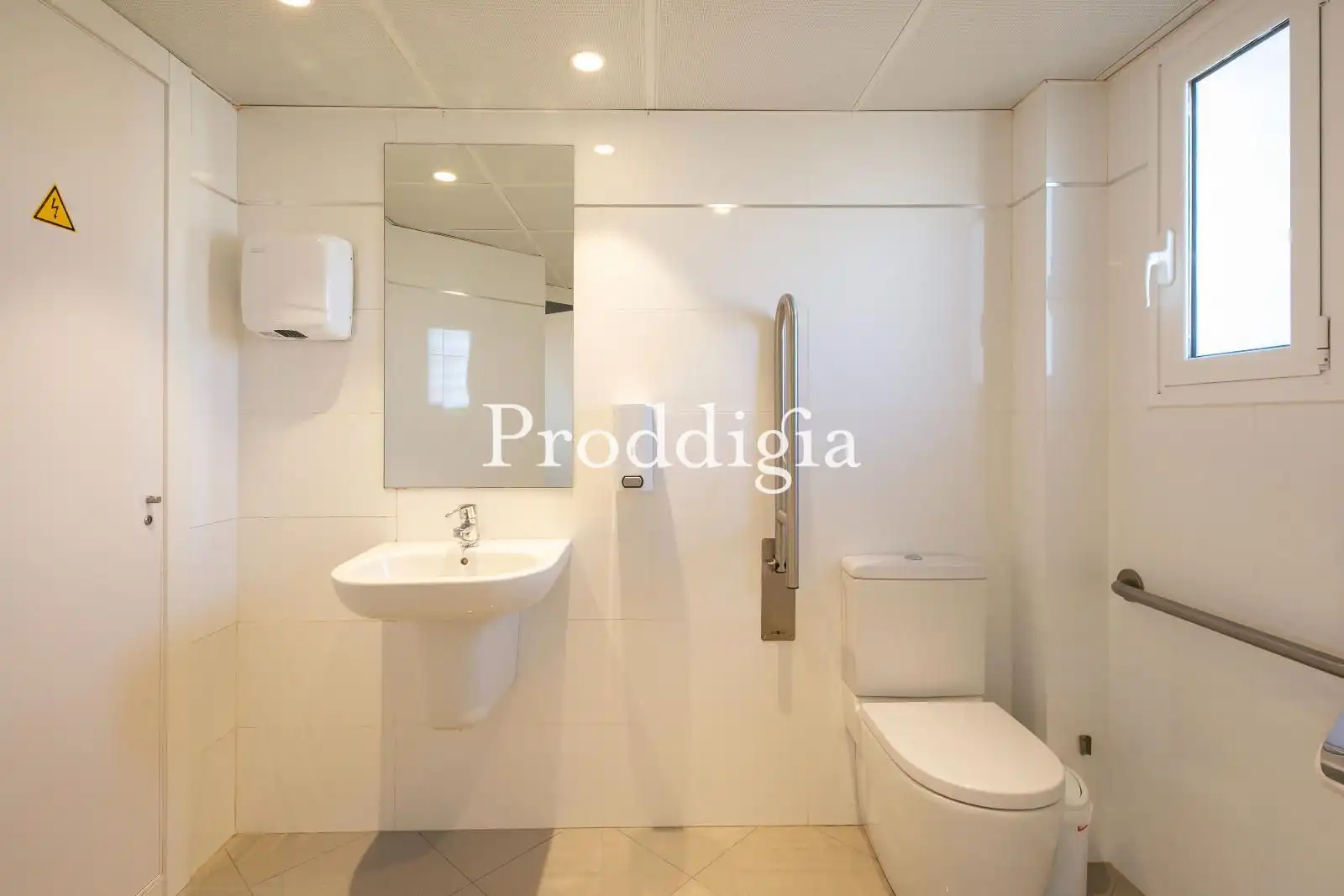 Baño de Oficina de alquiler en Barcelona con Aire acondicionado, Calefacción y Terraza