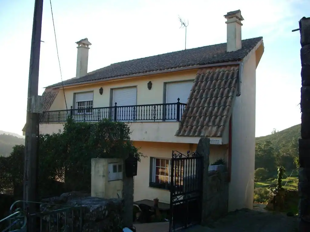 Vista exterior de Casa o xalet en venda en A Cañiza   amb Piscina comunitària