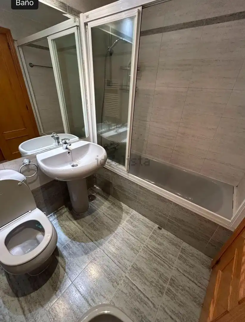 Baño de Piso de alquiler en Fuenlabrada con Aire acondicionado, Jardín privado y Trastero