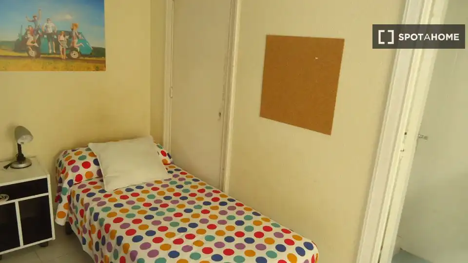 Bedroom of Flat for share in Centro