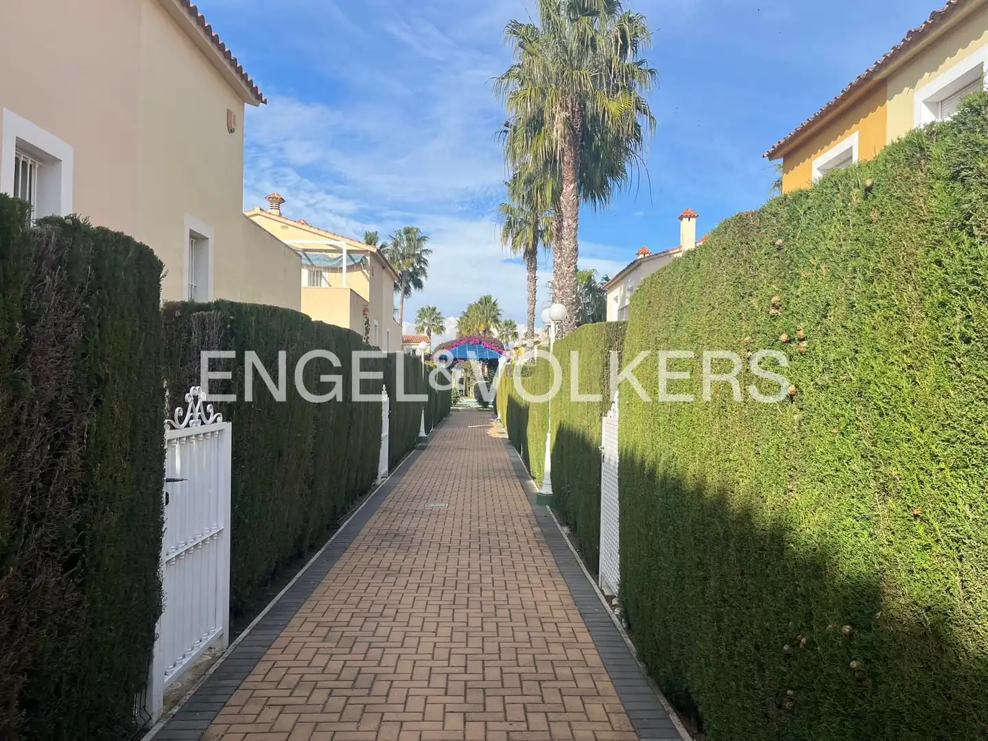 Vista exterior de Casa adosada de alquiler en Oliva con Aire acondicionado, Calefacción y Jardín privado