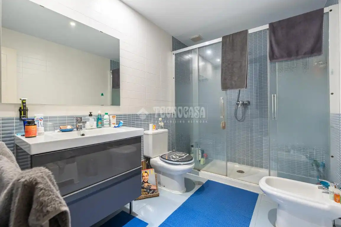 Baño de Casa adosada en venta en Paracuellos de Jarama con Aire acondicionado, Calefacción y Jardín privado