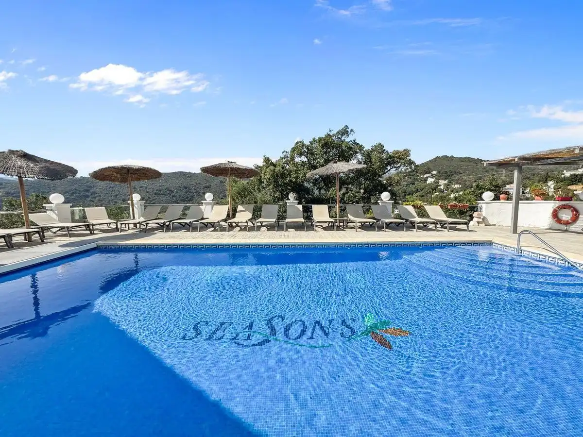 Piscina de Apartament de lloguer en Estepona amb Calefacció, Terrassa i Moblat