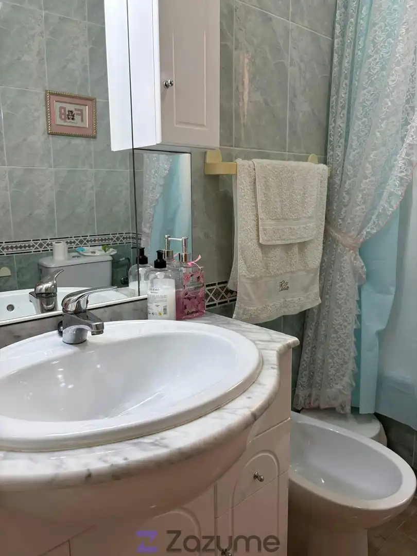 Baño de Piso de alquiler en Torrevieja con Terraza, Amueblado y Lavadora
