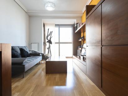 Living room of Flat for sale in  Madrid Capital  with Air Conditioner, Terrace and Swimming Pool