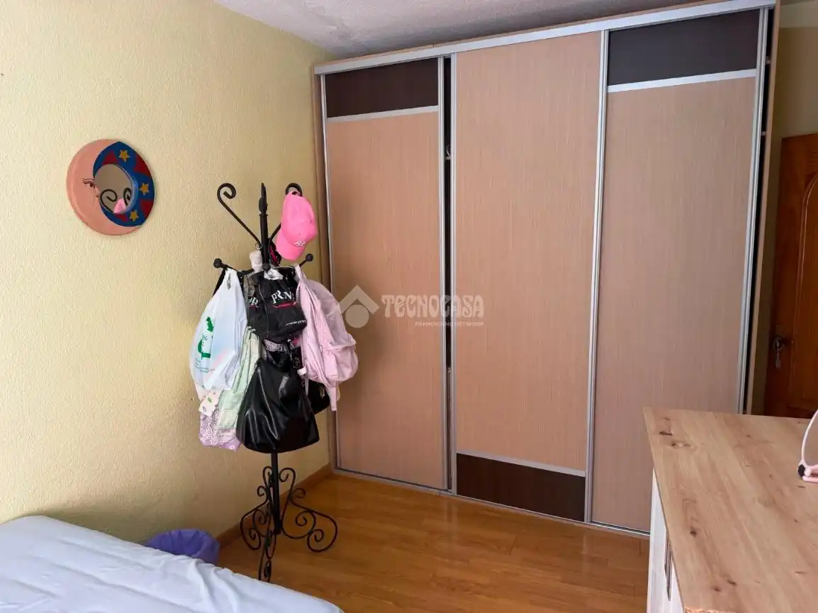 Dormitori de Pis en venda en Jaén amb Aire condicionat, Moblat i Balcó