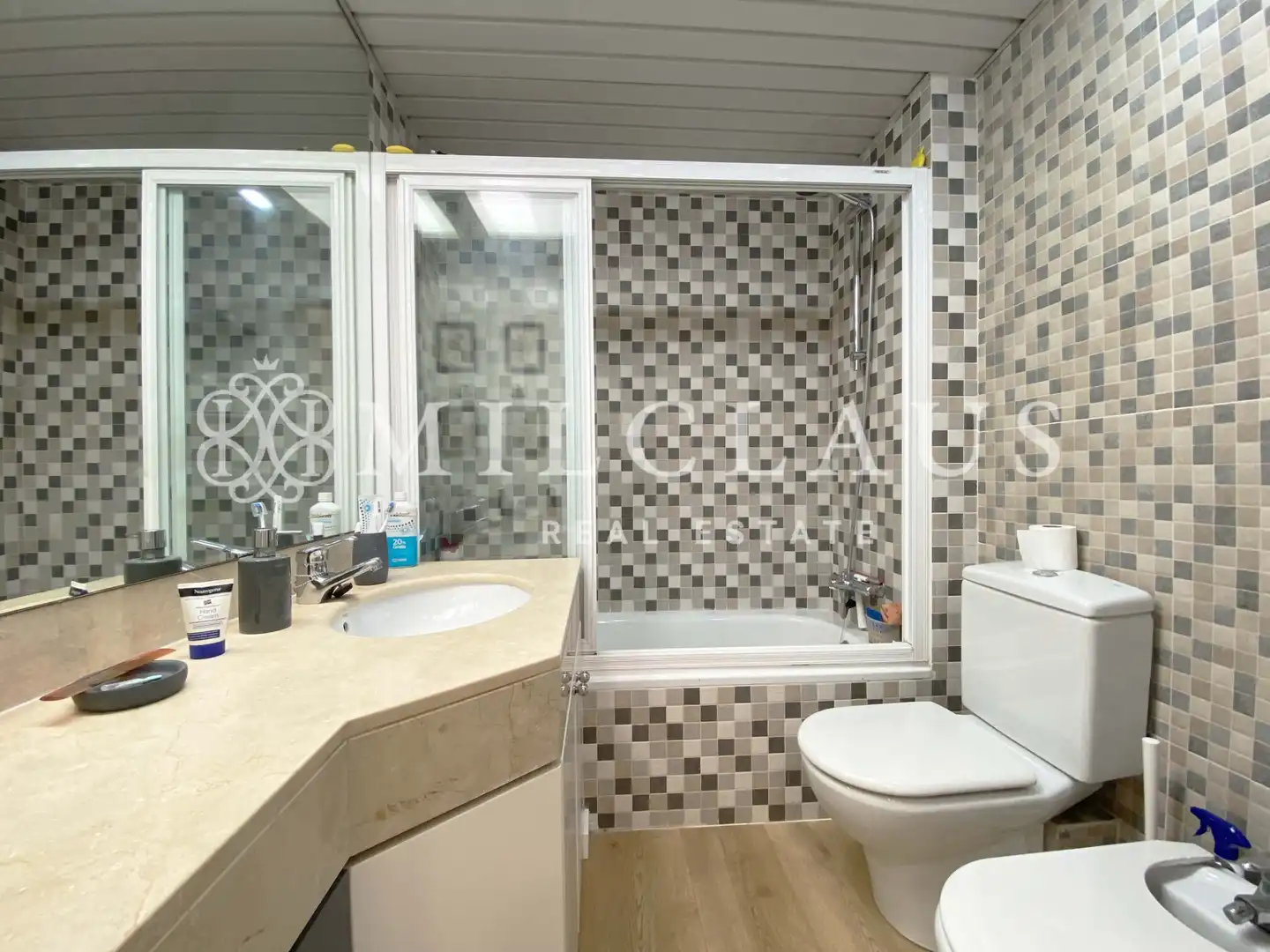 Badezimmer von Einfamilien-Reihenhaus zum Verkauf in L'Hospitalet de Llobregat mit Klimaanlage, Heizung und Parkett