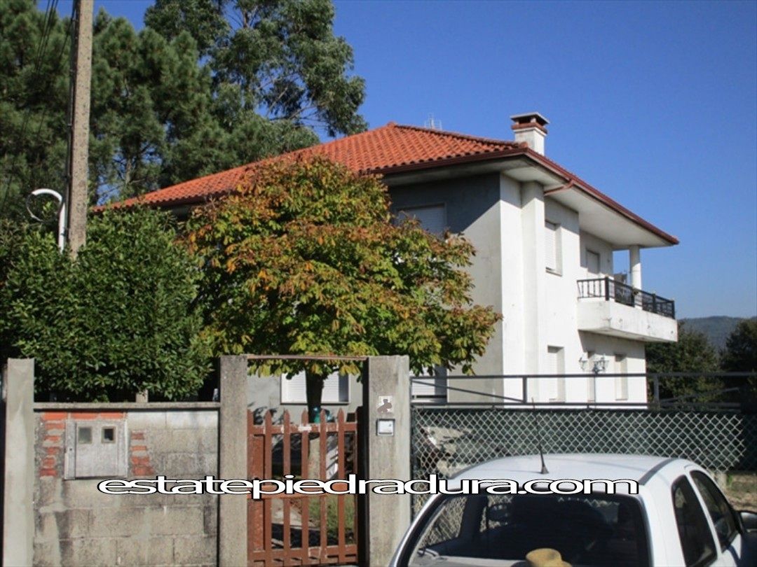 Vista exterior de Casa o xalet en venda en Pontevedra Capital  amb Calefacció, Jardí privat i Parquet