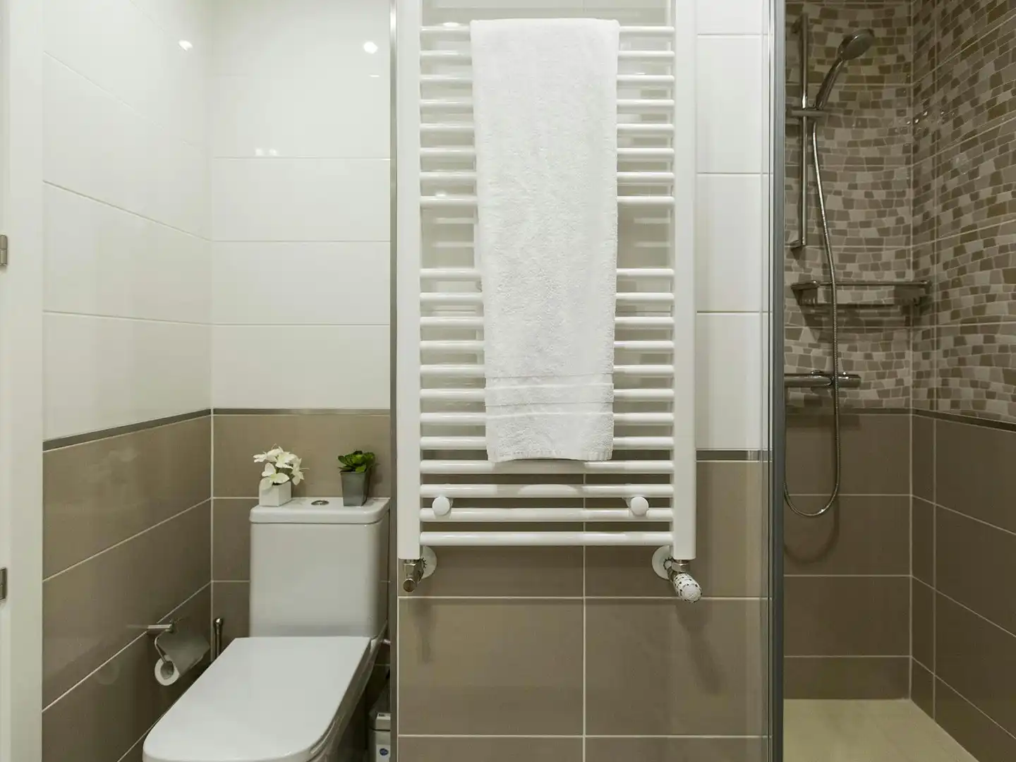 Badezimmer von Wohnung zur Miete in Madrid mit Klimaanlage, Heizung und Möbliert