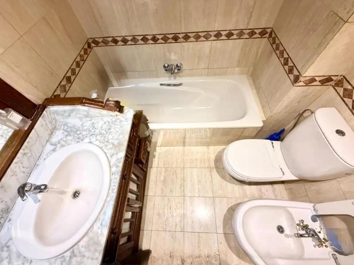 Badezimmer von Wohnung zum Verkauf in Barcelona mit Klimaanlage, Parkett und Gemeinschaftspool