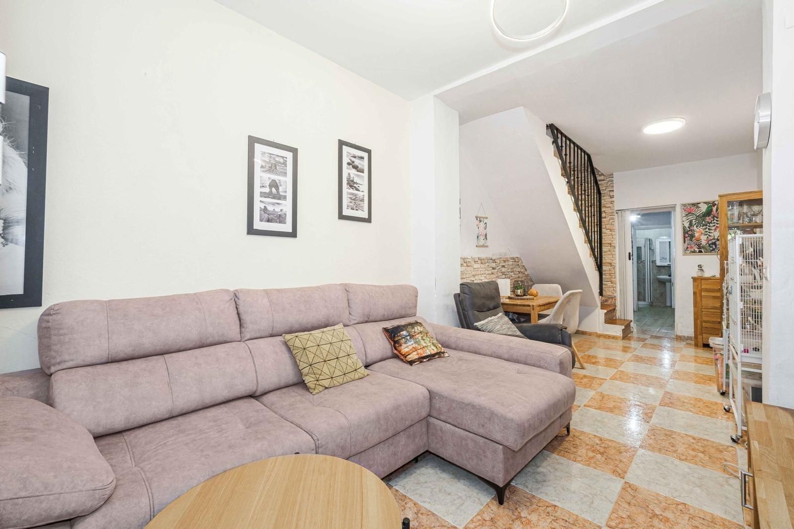 Sala d'estar de Casa adosada en venda en  Sevilla Capital amb Aire condicionat i Terrassa