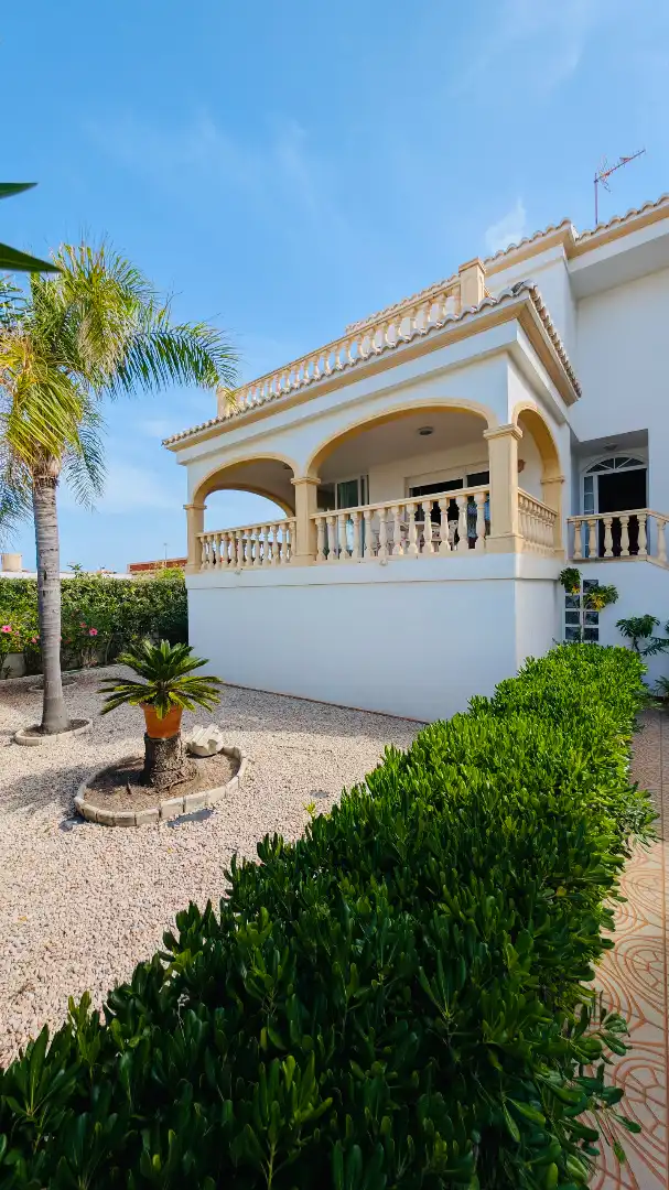 Vista exterior de Casa o xalet en venda en Oliva amb Aire condicionat, Calefacció i Jardí privat